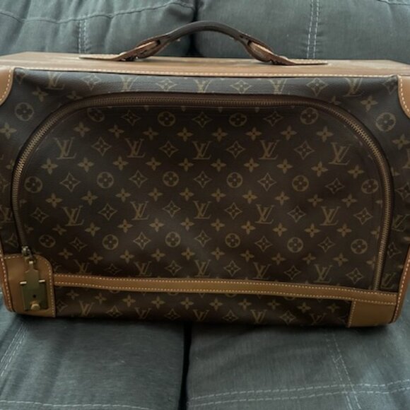 French Company LV - Picture 1 of 8